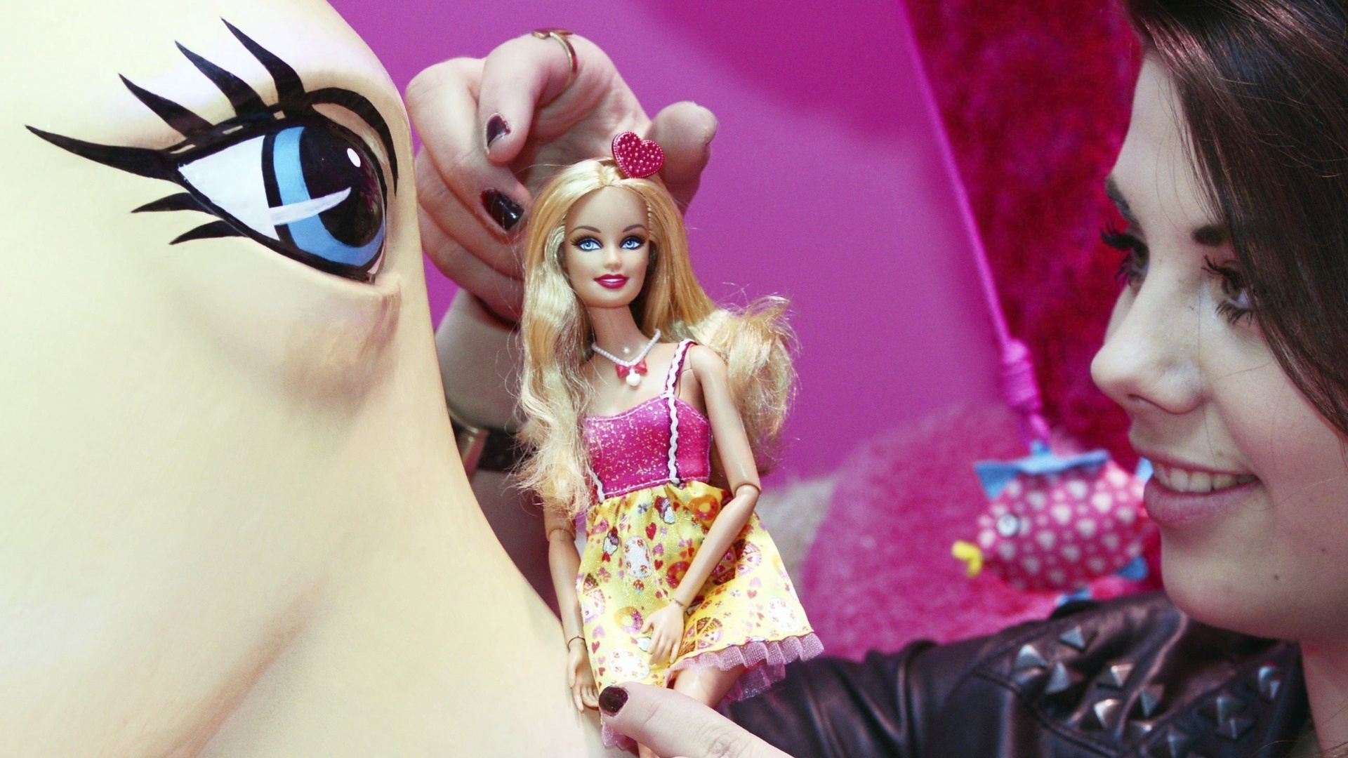 15.mai.2013 - Garota segura a boneca Barbie durante exposição "Casa dos sonhos da Barbie" na Alemanha, que começa no dia 16 de maio. A casa foi construída em mil e quatrocentos metros e oferece aos visitantes tour pelo closet, sala e cozinha da Barbie em tamanho real - Fabrizio Bensch/Reuters