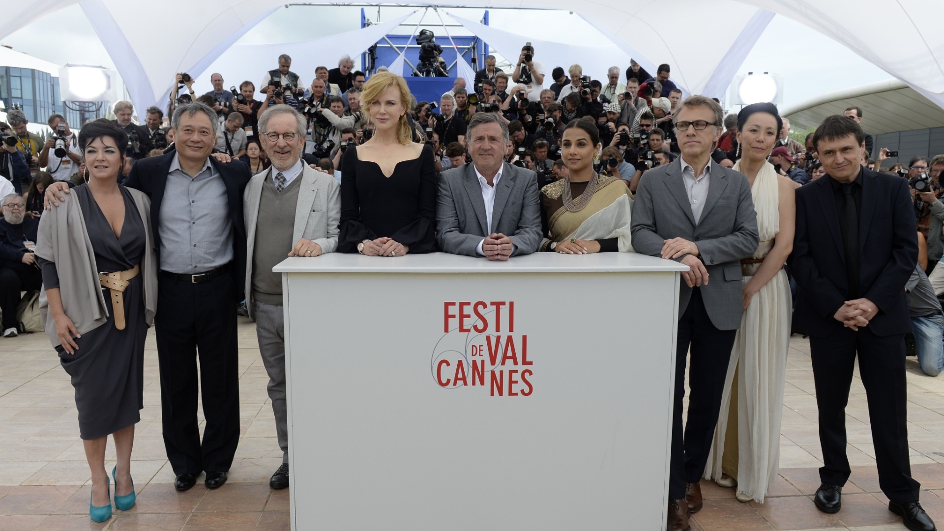 15.mai.2013 - Júri do Festival de Cannes 2013 posa para os fotógrafos. Integram o júri o diretor britânico, Lynne Ramsay, o diretor taiwanês Ang Lee, o diretor americano Steven Spielberg (presidente), a atriz Nicole Kidman, o ator francês Daniel Auteuil, a atriz indiana Vidya Balan, o ator austríaco Christoph Waltz, a diretora japonesa Maomi Kawase e o diretor romeno Cristian Mungiu - Anne-Christine Poujoulat/AFP