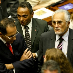 Os deputados João Paulo Cunha (à esq.), José Genoino (à dir.) e Sibá Machado (centro), do PT, em votação na Câmara em maio - Pedro Ladeira/Folhapress