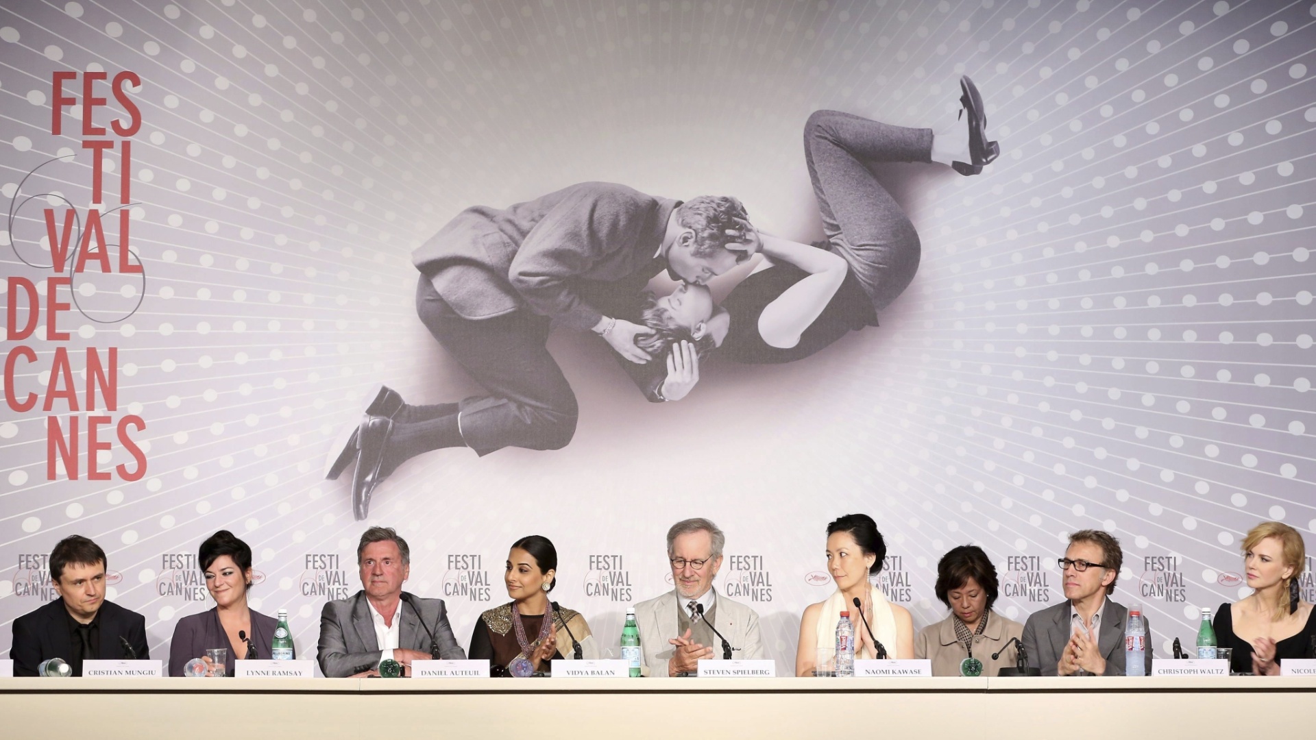 15.mai.2013 - Os membros do júri do Festival de Cannes, durante coletiva de imprensa; da esquerda para a direita, o diretor romeno Cristian Mungiu, a diretora britânica Lynne Ramsay, o ator francês Daniel Auteuil, a atriz indiana Vidya Balan, o diretor americano Steven Spielberg (presidente do júri), a diretora japanesa Naomi Kawase, o ator austríaco Christoph Waltz, e a atriz australiana Nicole Kidman - Sebastian Nogier/EFE