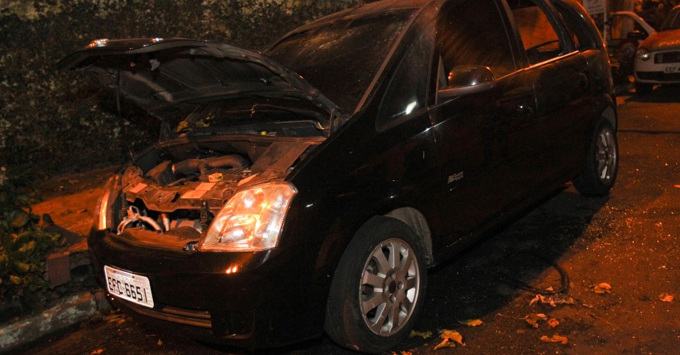 15.mai.2013 - Policiais militares encontraram um corpo carbonizado em um veículo incendiado na rua Francisco Varnhagen, no Parque São Lucas, na zona leste de São Paulo, na noite de terça-feira (14). O veículo é roubado e foi clonado. O DHPP (Departamento Estadual de Homicídios e Proteção à Pessoa) foi acionado
