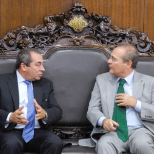 Renan Calheiros (PMDB-AL), presidente do Senado, recebe o presidente do Grupo Parlamentar de Amizade Brasil-Portugal, Carlos Páscoa Gonçalves (esq.) - Marcos Oliveira /Agência Senado