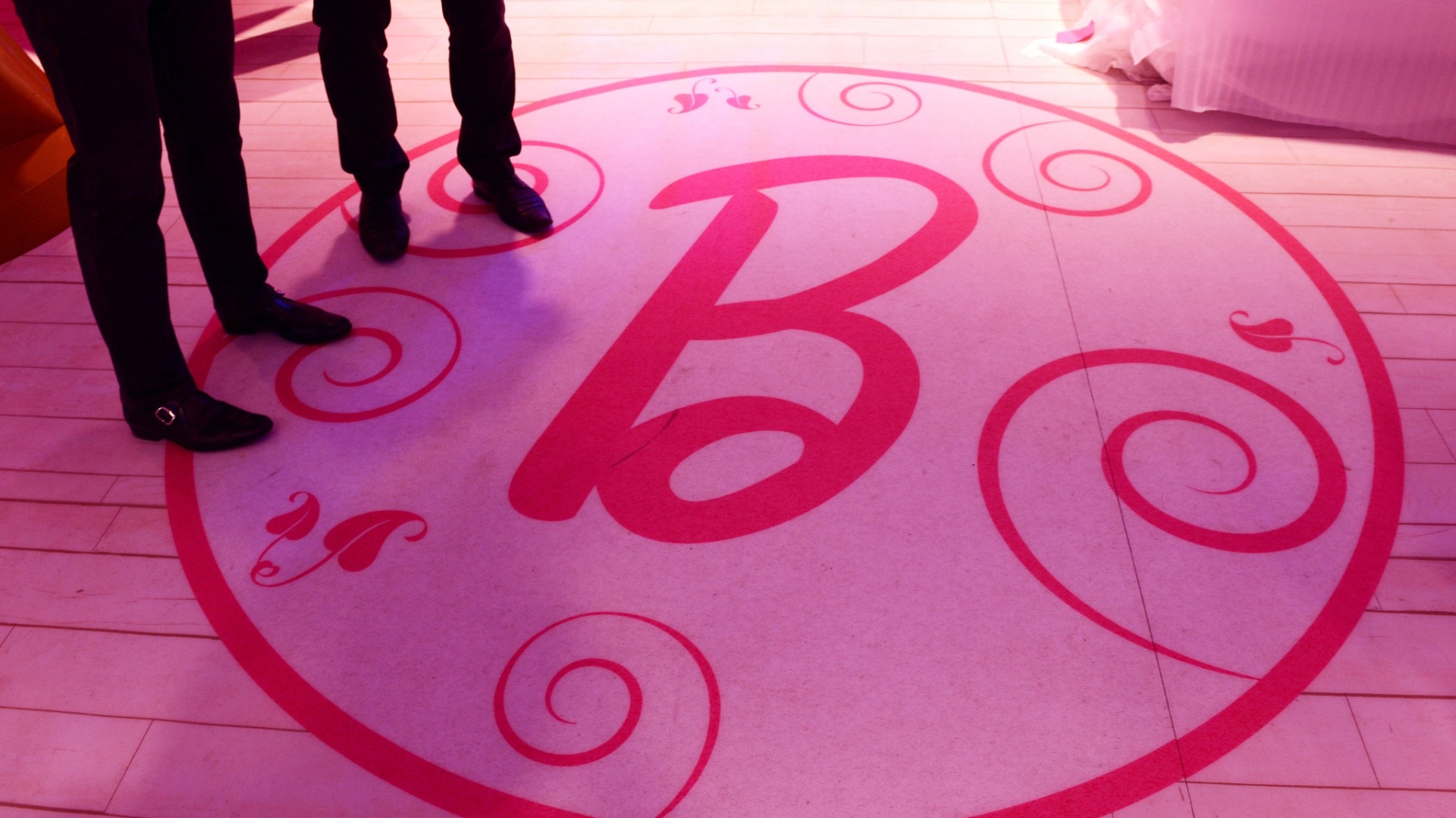 15.mai.2013 - Tapete da exposição "Casa dos sonhos da Barbie" na Alemanha, que começa no dia 16 de maio. A casa foi construída em mil e quatrocentos metros e oferece aos visitantes tour pelo closet, sala e cozinha da Barbie em tamanho real - Fabrizio Bensch/Reuters