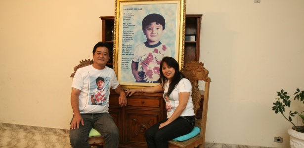 Keiko, ao lado de seu marido, em frente a quadro que homenageia seu filho - 7.out.2010 - Silva Junior/Folhapress