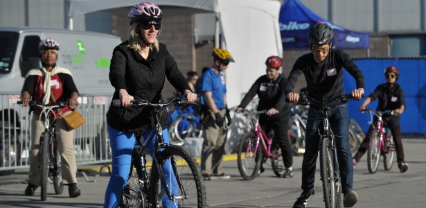 A ONG "Bike New York" oferece cursos gratuitos de ciclismo para quem quer aprender a andar de bicicleta - Stan Honda/AFP