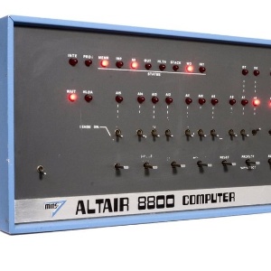 Afirma-se que tanto Steve Jobs quanto Steve Wozniak se inspiraram neste "monstro", a Altair 8800. Construída com um chip Intel 8080, esta máquina é considerada por muitos especialistas o marco do início da era dos PCs - Auction Team Breker