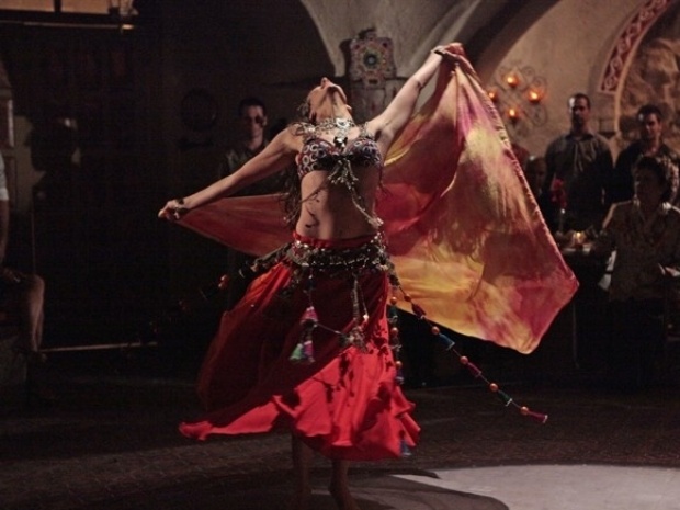 Em "Salve Jorge", Ayla dança na frente de todos e consegue deixar Zyah com ciúmes