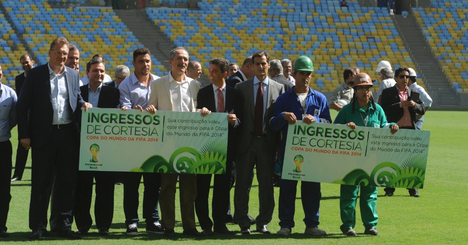 Integrantes da Fifa, acompanhados de Ronaldo e Bebeto, visitaram o estádio do Maracanã nesta quarta-feira (15/05). Estádio receberá a Copa das Confederações e a Copa do Mundo