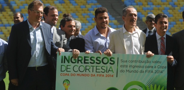 Ministro Aldo Rebelo (de terno claro) entrega ingressos a operários de estádios da Copa