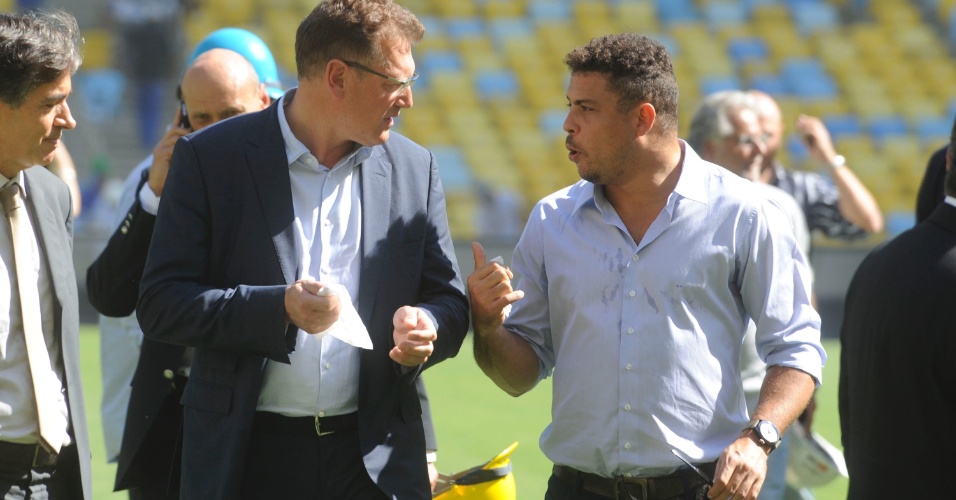 Secretário-geral da Fifa, Jérôme Valcke, conversa com o membro do COL (Comitê Organizador Local da Copa) Ronaldo durante vistoria o Maracanã