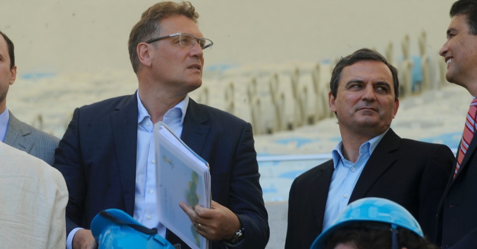 Jérôme Valcke, secretário-geral da Fifa, conversa com o deputado e ex-jogador Bebeto