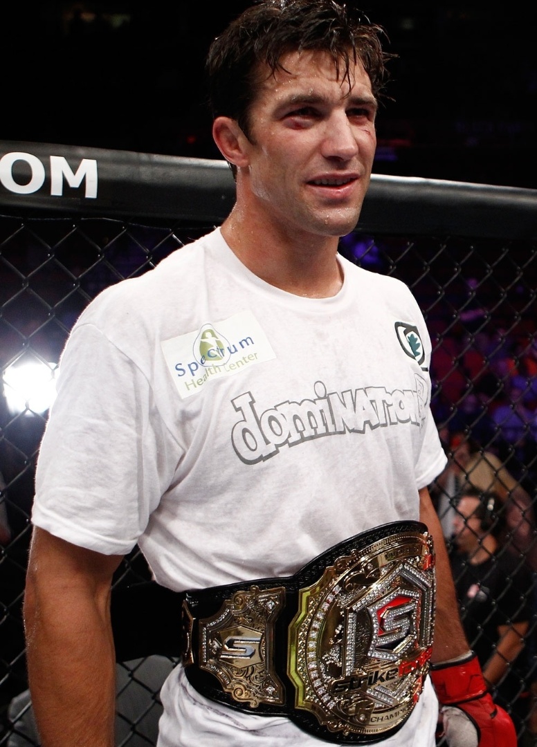 Luke Rockhold após conquistar cinturão dos meio-pesados no Strikeforce - Esther Lin/Forza LLC/Zuffa LLC via Getty Images