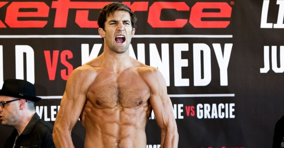 Luke Rockhold em pesagem do Strikeforce, evento extinto de MMA - Esther Lin/Forza LLC/Zuffa LLC via Getty Images