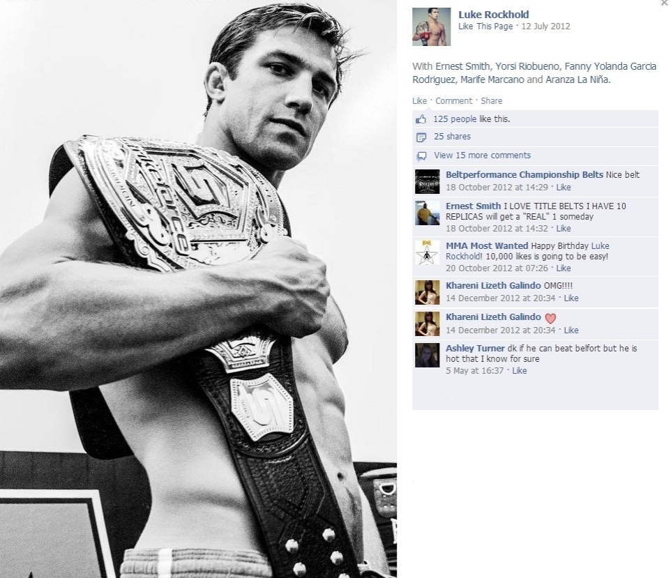 Luke Rockhold exibe cinturão dos médios conquistado no evento do Strikeforce - Reprodução/Facebook