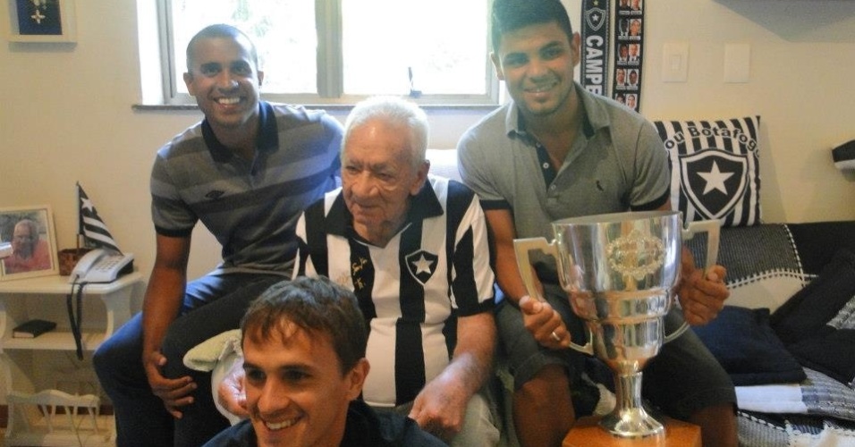 Nilton Santos recebeu a visita dos laterais do Botafogo após conquista da Taça Guanabara
