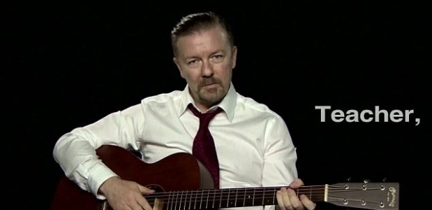 O comediante e ator Ricky Gervais ressuscita o personagem David Brent e ensina o público a tocar guitarra