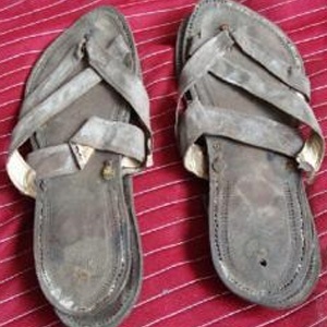 Sandálias de couro que pertenceram a Gandhi - Mullock"s/reprodução