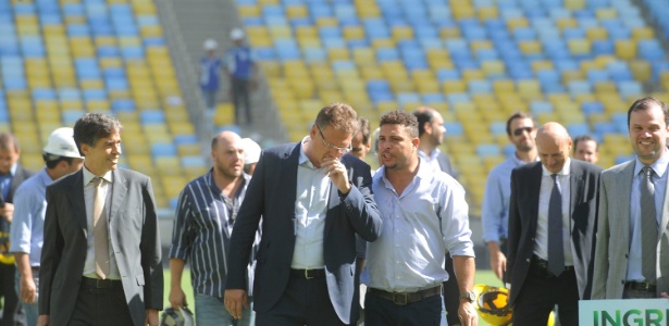 Jérôme Valcke conversa com Ronaldo no Maracanã; estádio foi entregue com quase seis meses de atraso