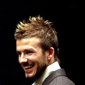 09.mai.2012 - Beckham com seu corte moicano que conquistou o Oriente durante a Copa do Mundo de 2002, na Coreia do Sul e Japão - AP Photo/Kirsty Wigglesworth/PA