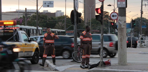 Ciclista atropelado na avenida Marquês de São Vicente nesta quinta-feira (16) aguarda socorro - Edu Silva/Futura Press