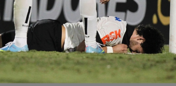 Alexandre Pato fica deitado no chão após perder gol "feito" na partida do Corinthians contra o Boca  - Fernando Donasci/UOL