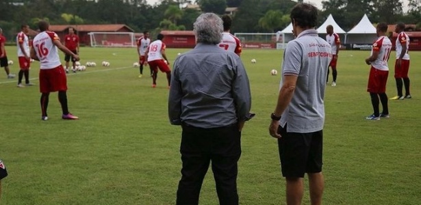 Juvenal acompanha treino do São Paulo de dentro do gramado em Cotia - Rubens Chiri/Site Oficial