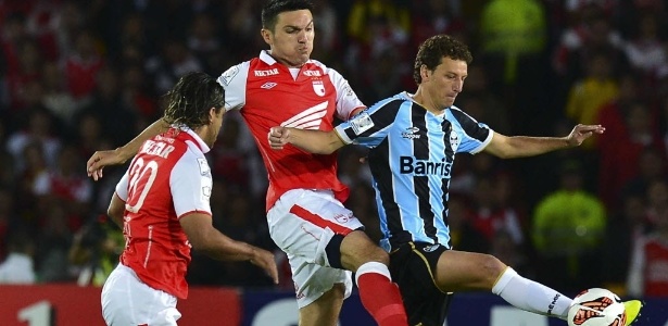 O confronto entre Grêmio e Santa Fé teve 79 faltas nos dois jogos, recorde nas oitavas - AFP PHOTO / Luis Acosta