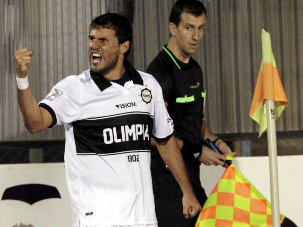 16.mai.2013 - Fredy José Bareiro, do Olímpia, comemora gol do time paraguaio contra o Tigre na Libertadores - EFE/Andrés Cristaldo