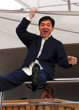 O ator Jackie Chan; um câmera da equipe de seu próximo longa, "Skiptrace", morreu durante as filmagens em Hong Kong - Reuters