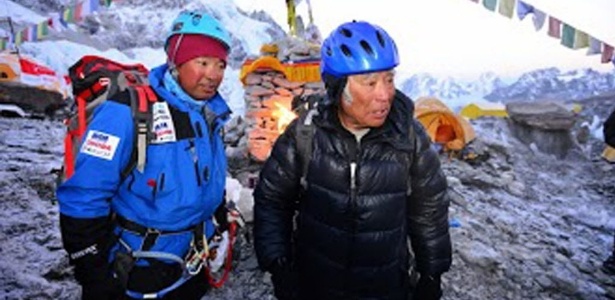 O aventureiro japonês Yuichiro Miura (dir.), 80, acompanhado de seu filho, Gota, deixa o acampamento base para iniciar a escalada do monte Everest - Miura Dolphins/AFP