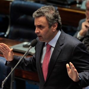 O senador Aécio Neves discursa durante sessão para analisar a MP dos Portos - Joel Rodrigues/Frame/Folhapress