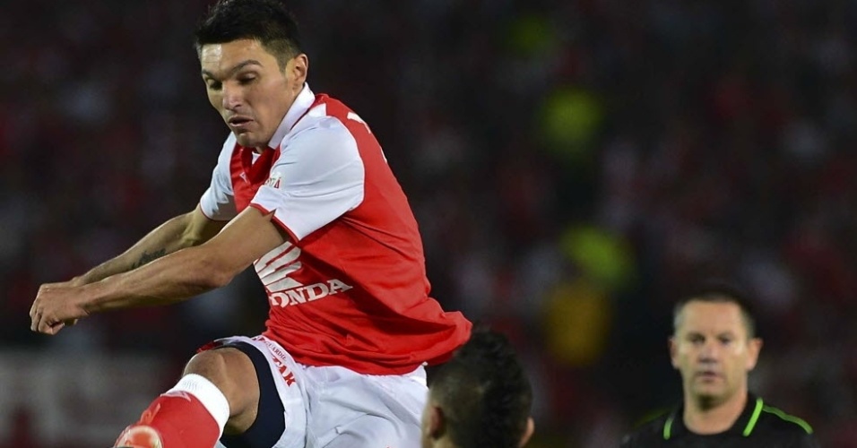 16.mai.2013 - Pará, do Grêmio, atento na marcação de Daniel Torres, jogador do Independiente Santa Fé - AFP PHOTO / Luis Acosta