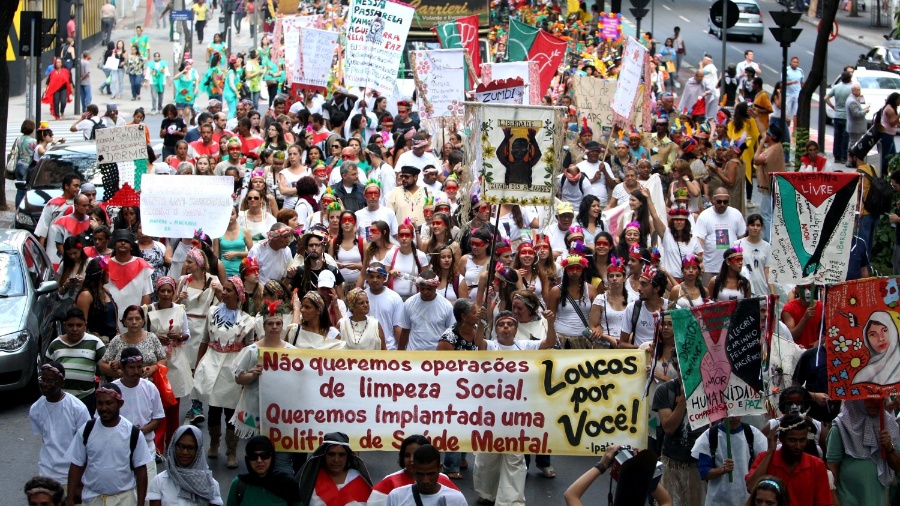 Psicólogos, pessoas com doença mental e estudantes de psicologia fazem passeata contra a existência dos manicômios, em Belo Horizonte, em maio de 2013 - Frederico Haikal / Hoje em Dia / Futura Press
