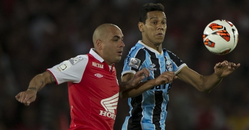 16.mai.2013 - Souza aperta a marcação a Omar Perez na partida entre Grêmio e Independiente Santa Fé pela Libertadores - AFP PHOTO/Eitan Abramovich