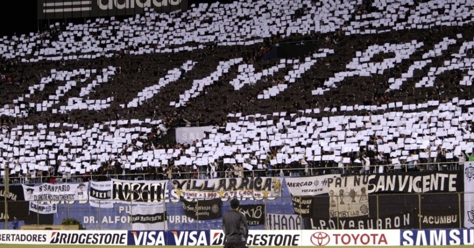 16.mai.2013 - Torcida do Olímpia faz mosaico antes da partida contra o Tigre pela Libertadores - EFE/Andrés Cristaldo