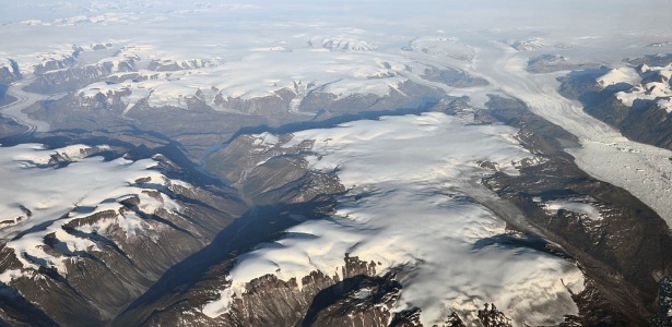  Imagem mostra alguns locais com geleiras e calotas de gelo no leste da Groenlândia e no fundo camada de gelo (em cima à direita). A foto mostra a área onde o gelo já derreteu devido ao aquecimento global - Frank Paul/Science
