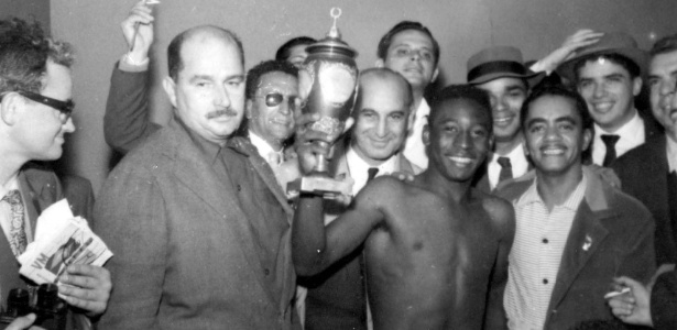 O novato Pelé mostra o troféu que ganhou da seleção da União Soviética na Copa do Mundo de 1958 - Acervo UH/Arquivo do Estado/Folhapress