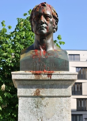 Busto do filósofo Georg Hegel, nascido na região da Suábia, é vandalizado em Berlim - reprodução/Der Spiegel