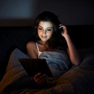 Na faixa etária entre 16 e 24 anos, 87% dos entrevistados afirmaram acessar a internet momentos antes de dormir - Getty Images