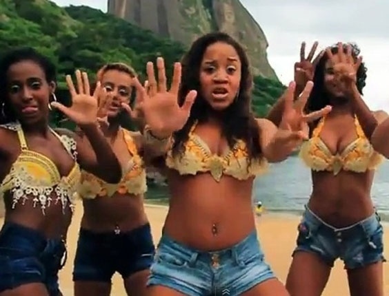 O grupo Bonde das Maravilhas dança no clipe da música 'Aquecimento das Maravilhas'
