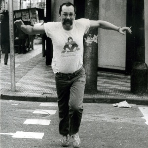 O jornalista, escritor e Poeta Paulo Leminski, nas ruas de São Paulo (SP) em 1983 - Ovidio Vieira/Folhapress