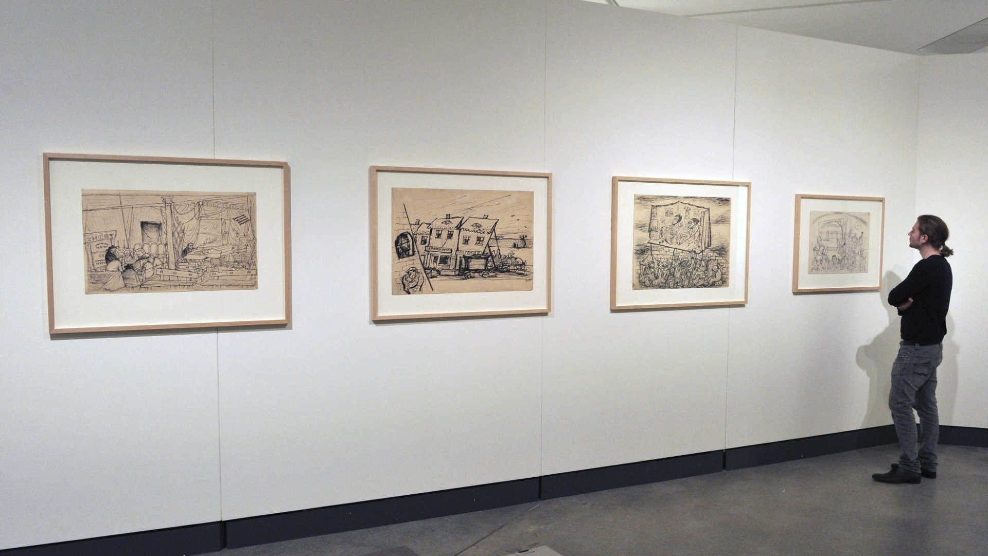 14.mai.2013 - O Museu judeu de Berlim expõe desenhos clandestinos do artista tcheco Bedrich Fritta, deportado a Theresienstadt (1941-1944), uma viagem esmagadora neste campo-gueto criado para burlar a opinião pública sobre o destino dos judeus na Europa. A exposição "Bedrich Fritta: desenhos do gueto de Theresienstadt" reúne 36 desenhos de grande formato e 25 esboços - Paul Zinken/EFE