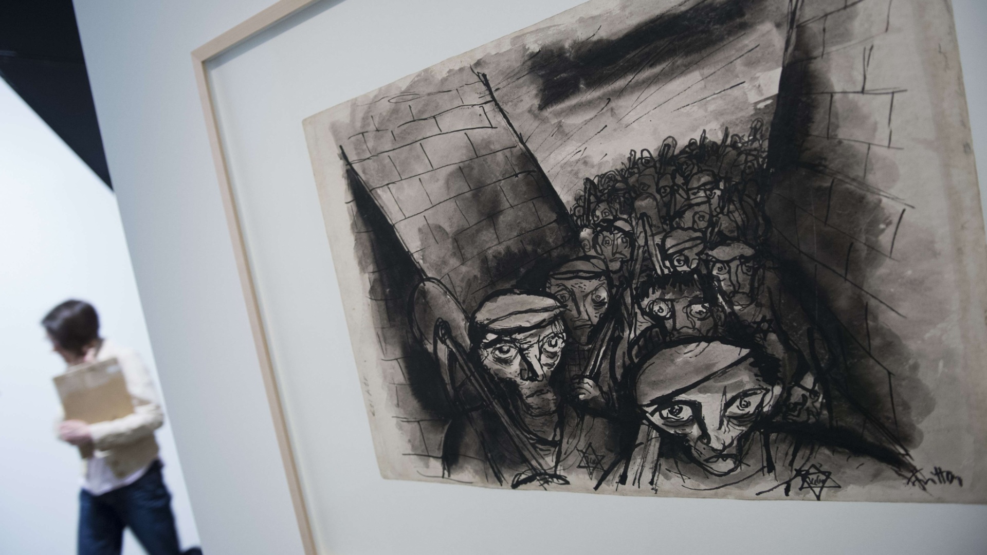 15.mai.2013 - Desenho "Commencement of Work", de Bedrich Fritta, feito enquanto ele estava preso no campo de concentração de Theresienstadt, onde viveu entre 1941 e 1944. O desenho faz parte da exposição "Bedrich Fritta: desenhos do gueto de Theresienstadt" - John MacDougall/AFP