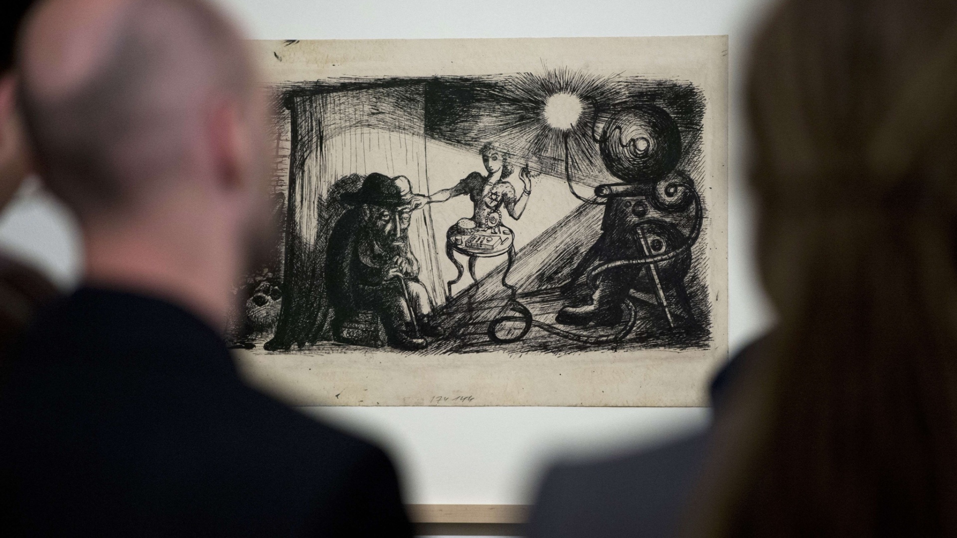 15.mai.2013 - Desenho "Film and Reality" (1944) retrata as duas realidades de Theresienstadt,  que o regime nazista apresentava como um "campo modelo" em suas visitas organizadas para a propaganda. Cerca de 35.000 morreram ali devido às más condições de higiene e 87.000 foram deportados e morreram em Auschwitz-Birkenau, como Bedrich Fritta - John MacDougall/AFP