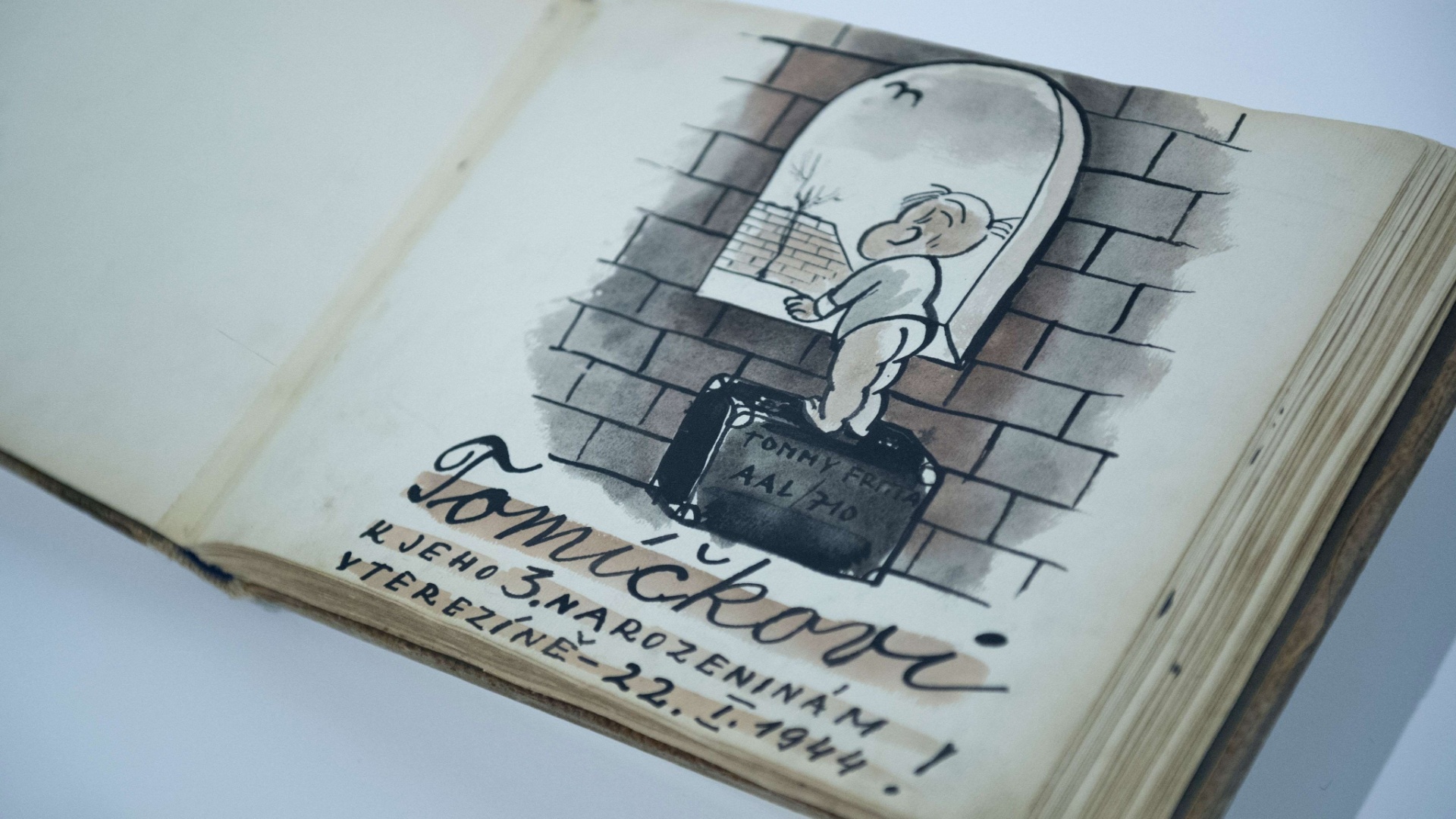 15.mai.2013 - Livro de desenhos de Bedrich Fritta para o filho enquanto estava no campo de Theresienstadt (1941-1944) - John MacDougall/AFP