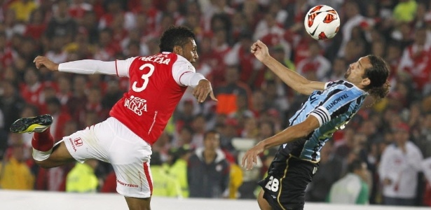 Barcos mata bola no peito na partida entre Grêmio e Independiente Santa Fé - REUTERS/John Vizcaino