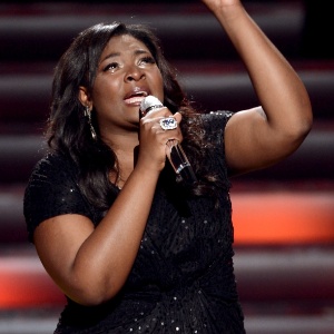 Candice Glover, vencedora da décima segunda temporada do "American Idol", canta no reality show