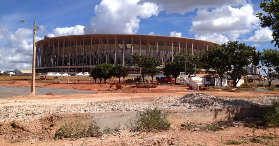 17/5/2013: Área externa e entorno do Mané Garrincha segue em obras