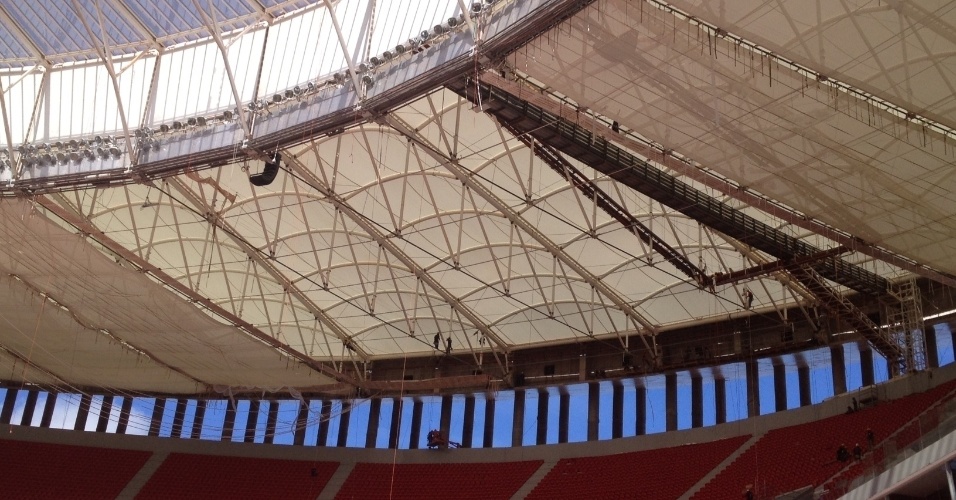 17/5/2013: Parte do revestimento da cobertura do estádio ainda não tinha sido instalada