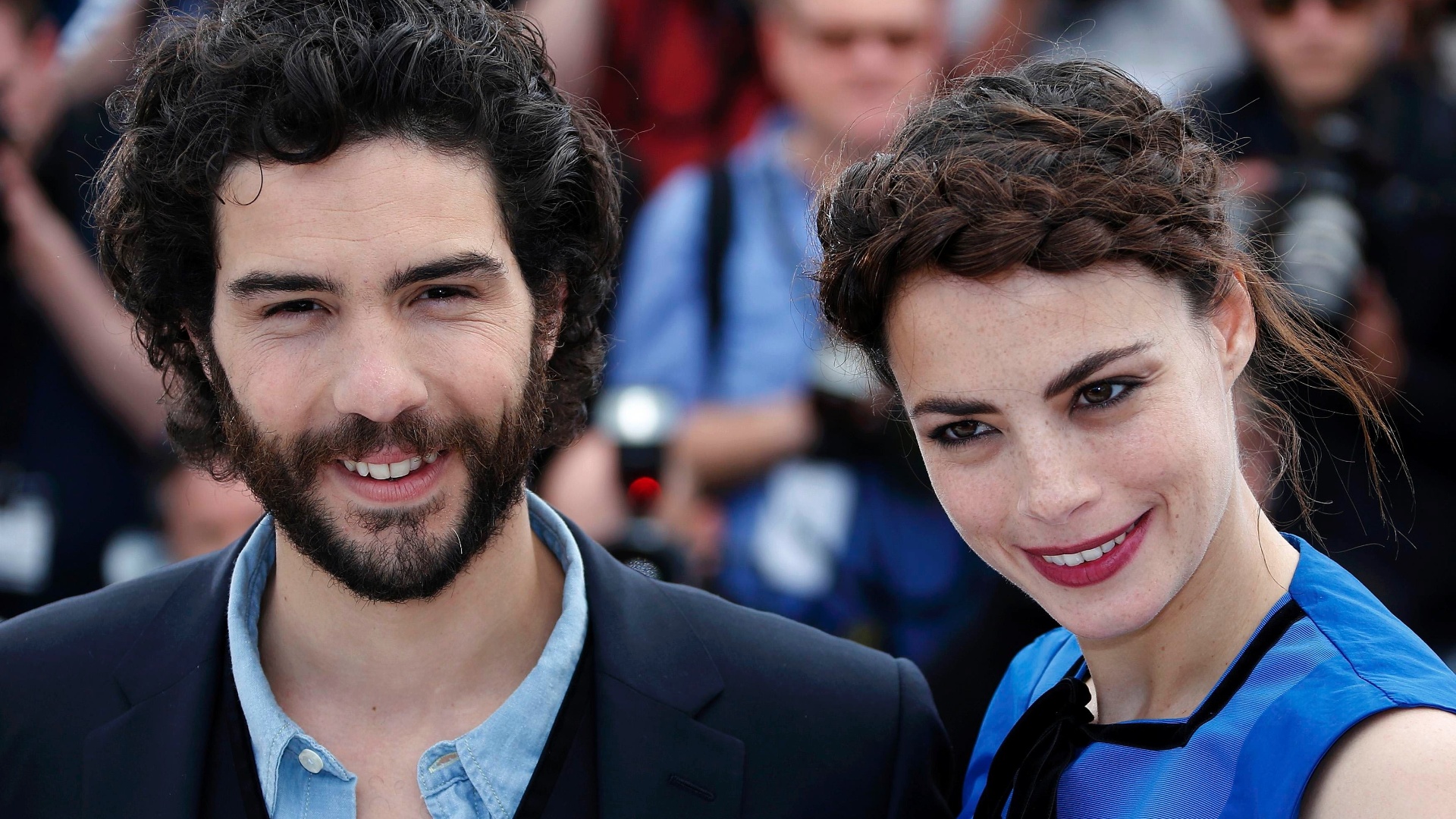 17.mai.2013 - Berenice Bejo e Tahar Rahim posam durante sessão de fotos para divulgação do filme "Le Passé" no Festival de Cannes 2013 - Loic Venance/AFP